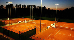 3 открытых грунтовых корта