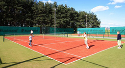 3 открытых корта с искусственной травой